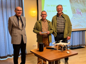 Carsten Harder dankte den beiden Wildtierrettern Oluf Clausen und Volker Feddersen (v.l.) für ihren engagierten Vortrag