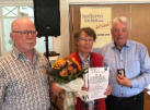 Melitta Fraude bekommt die silberne Ehrennadel des Landesverbandes verliehen, flankiert von Jürgen Feddersen (rechts) und Wolfgang Borchert (links)